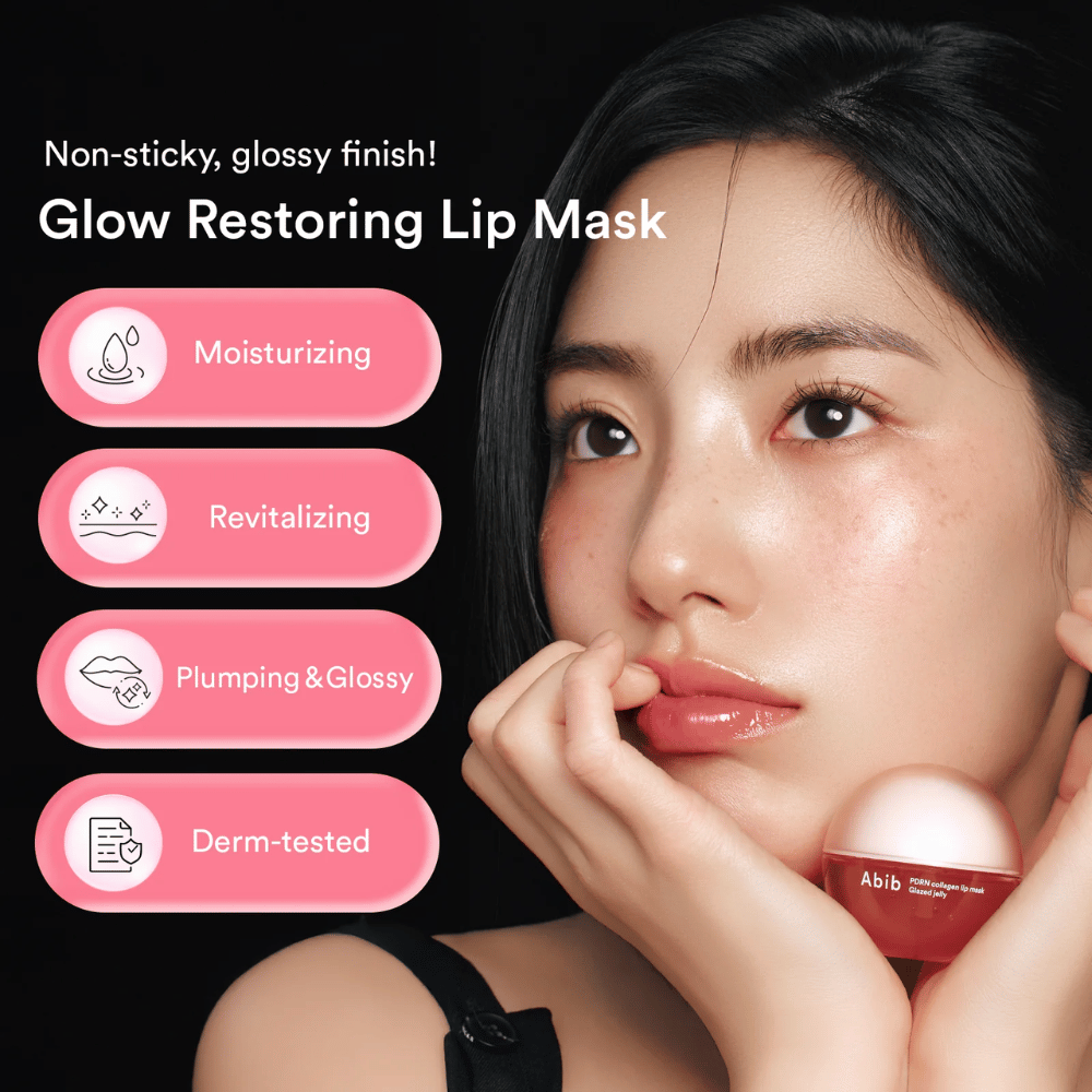 Kvinne med glansfulle lepper holder en rosa boks Abib PDRN Collagen Lip Mask. Tekst til venstre viser Fordeler: fuktighetsgivende, revitaliserende, plumpende & glansfull samt dermatologisk testet.