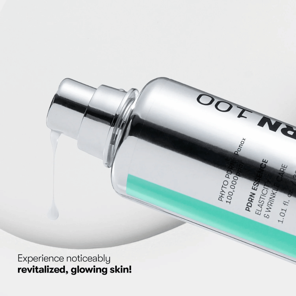 Nærbilde av en sølvfarget pumpeflaske med VT PDRN Essence 100. En hvit essens renner ut fra munnstykket, og teksten på bildet lyder: "Experience noticeably revitalized, glowing skin!"