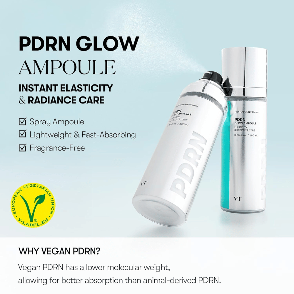 Bilde av to flasker av VT PDRN Glow Ampoule, en sprayflaske og en pumpeflaske, med informasjon om at produktet gir umiddelbar elastisitet og glød. Teksten nevner at produktet er lett, raskt absorberende og duftfri, samt at den inneholder vegansk PDRN for bedre absorpsjon. V-merke for vegetabilsk innhold vises også.