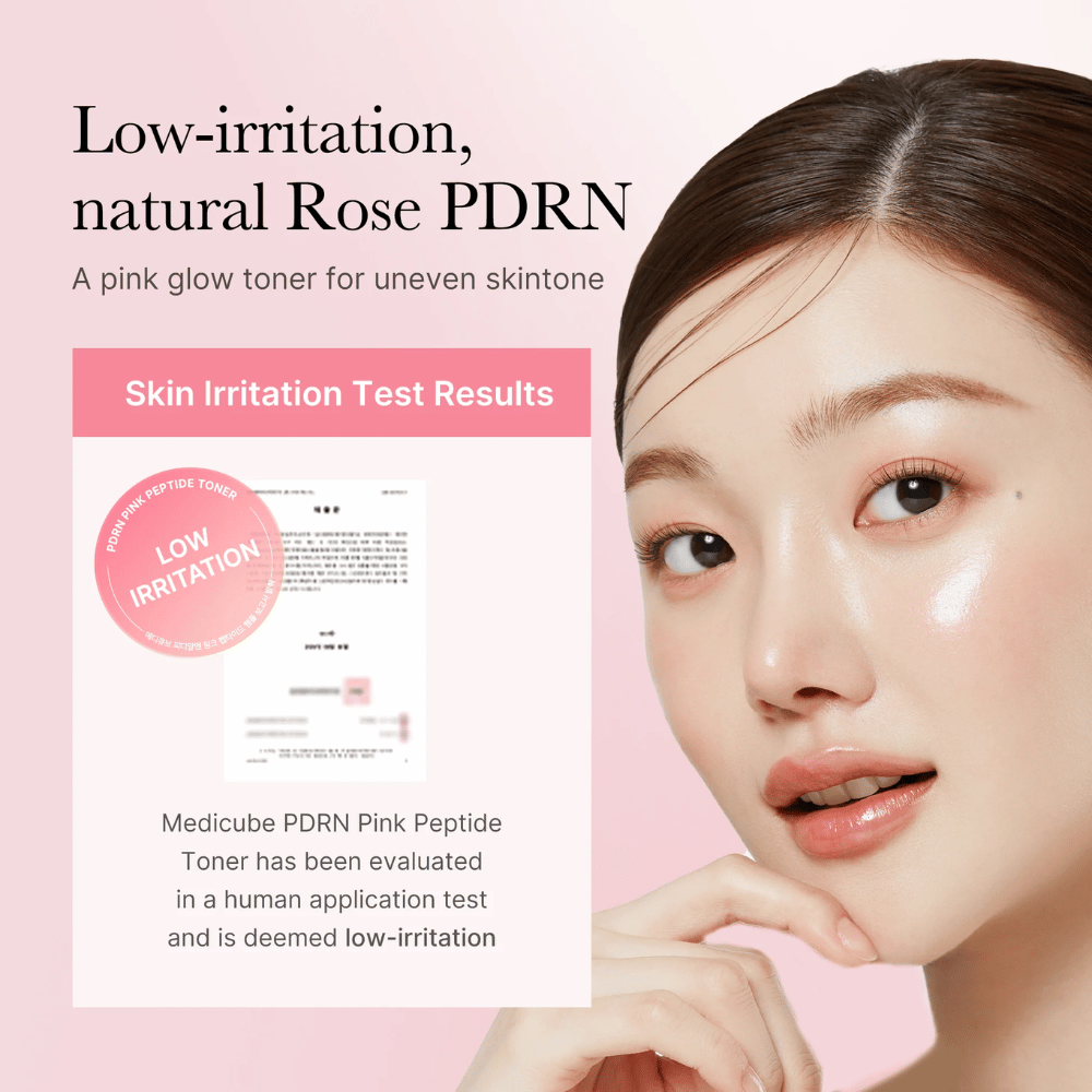 Medicube PDRN Pink Peptide Toner testet for lav irritasjon, vises sammen med modell med jevn og glødende hud.