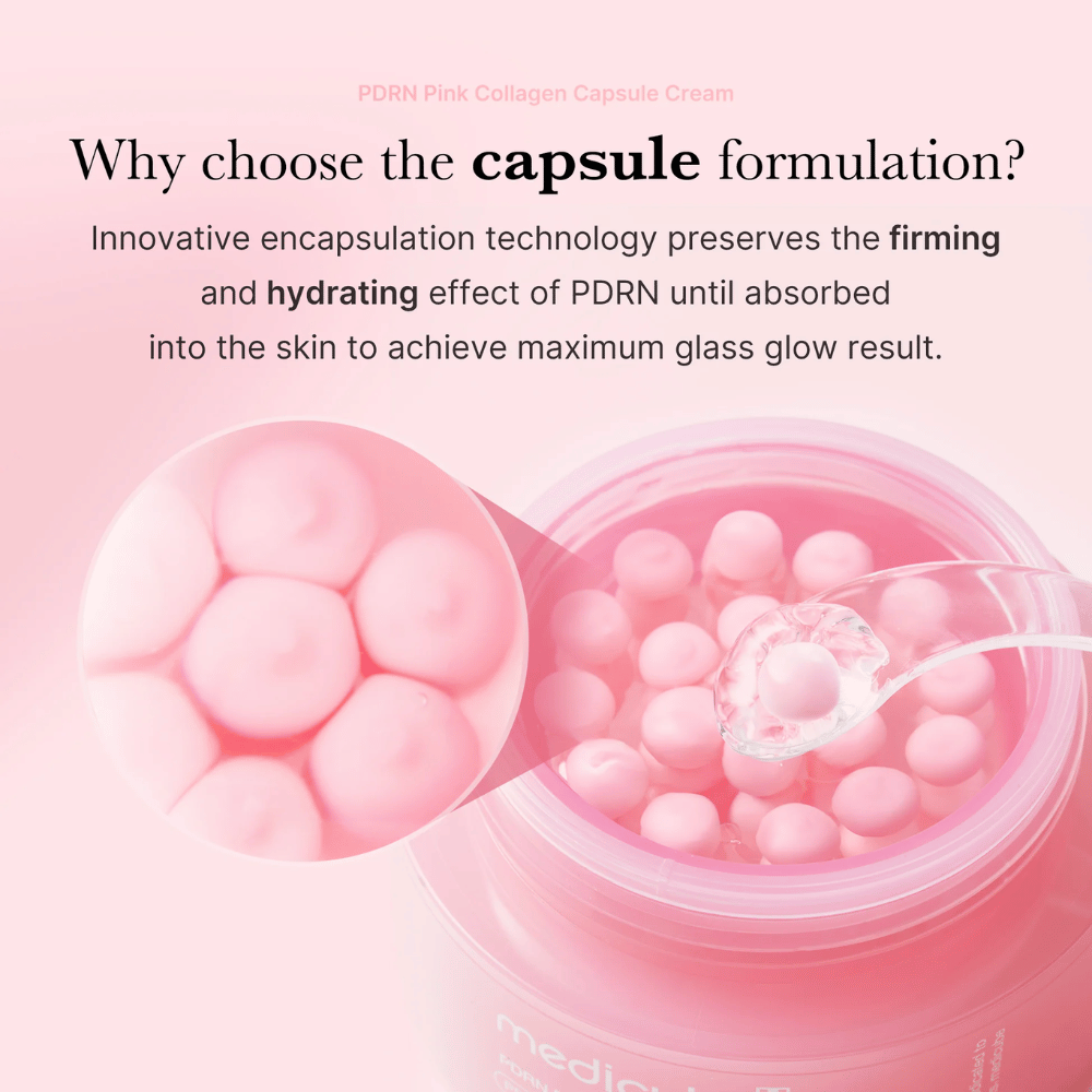 Nærbilde av rosa kapsler i Medicube PDRN Pink Collagen Capsule Cream, med skje og forstørrelse som viser innkapslingsteknikk for fuktighet og spenst.