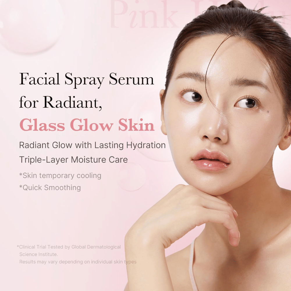 Kvinne med glansfull, fuktet hud som illustrerer effekten av et ansiktsserum i sprayform for 'Glass Glow Skin'. Tekst på bildet beskriver fuktighet, kjølende effekt og rask utjevning.