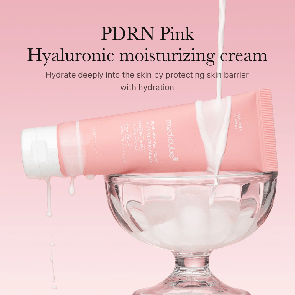 Medicube PDRN Pink Hyaluronic Moisturizing Cream i rosa tube som holdes nede i en glasskål, med tekst som fremhever dyp fuktighet og hudbarrierebeskyttelse.