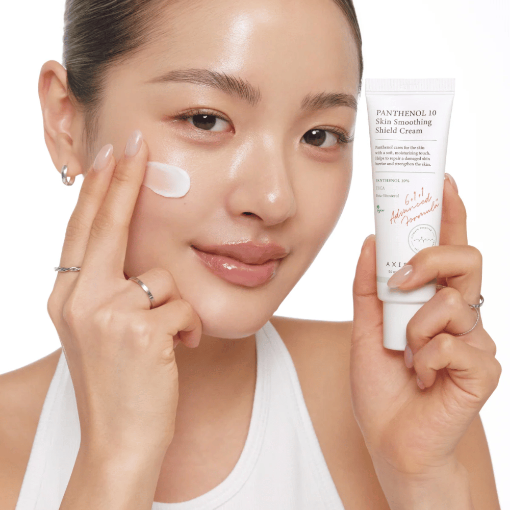 AXIS-Y Panthenol 10 Skin Smoothing Shield Cream påføres huden for å styrke hudbarrieren