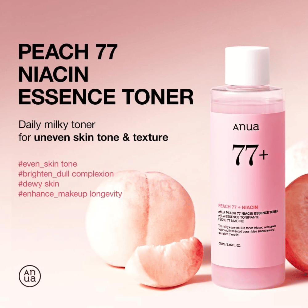 Anua Peach 77 Niacin Essence Toner i rosa flaske ved siden av ferskener, med tekst som fremhever fordeler for ujevn hudtone, glød og forbedret makeup-holdbarhet.