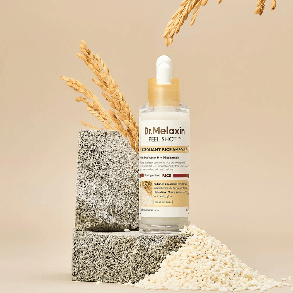 Dr.Melaxin Peel Shot Exfoliant Rice Ampoule oppstilt med ris og steinblokk, koreansk eksfolierende ampull med risekstrakt og niacinamid for klarere og mykere hud.