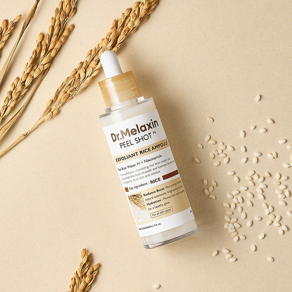 Dr.Melaxin Peel Shot Rice Ampoule liggende på sandfarget overflate med ris og aks, eksfolierende ansiktsampull som kombinerer mild peeling med intens fukt.