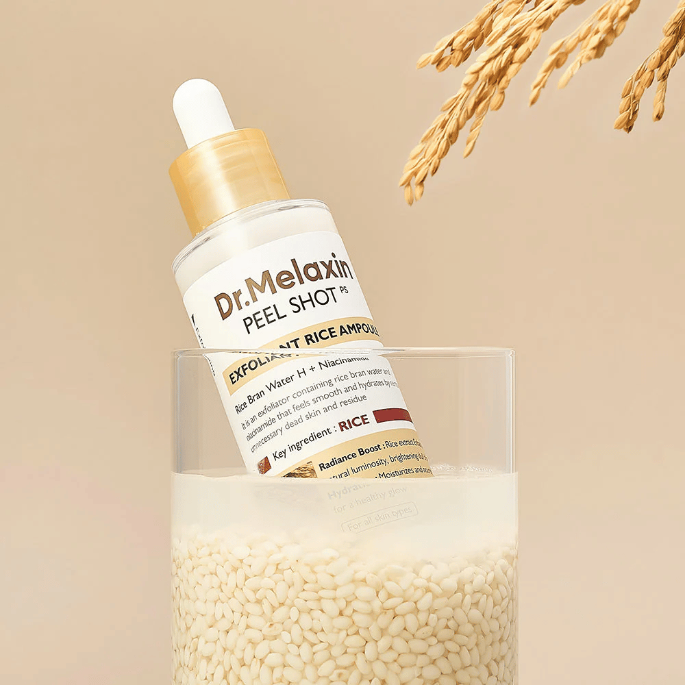 Dr.Melaxin Peel Shot Exfoliant Rice Ampoule plassert i glass med ris, illustrerer risekstraktets glødgivende og fuktighetsgivende egenskaper innen koreansk hudpleie.