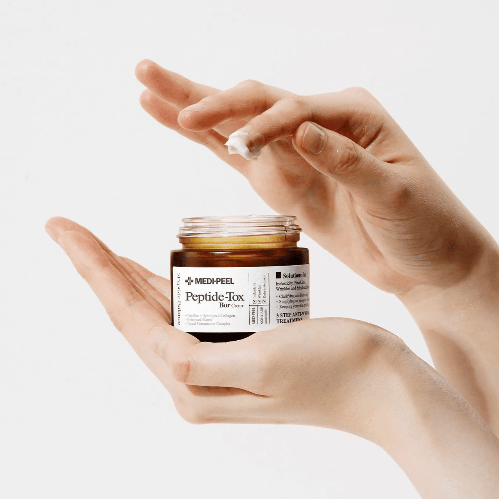 Påføring av MEDI-PEEL Peptide-Tox Bor Cream – koreansk ansiktskrem med peptider som forbedrer hudens elastisitet, gir dyp fuktighet og hjelper til med å redusere rynker.