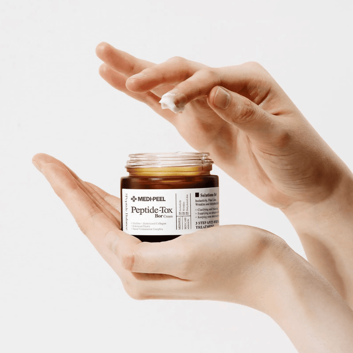 Påføring av MEDI-PEEL Peptide-Tox Bor Cream – koreansk ansiktskrem med peptider som forbedrer hudens elastisitet, gir dyp fuktighet og hjelper til med å redusere rynker.