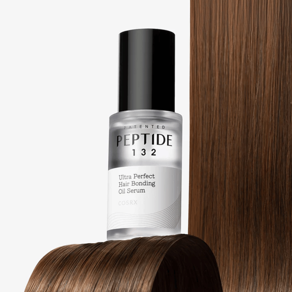 COSRX Peptide 132 Ultra Perfect Hair Bonding Oil Serum plassert mot glansfullt hår – gir styrke, mykhet og glans.