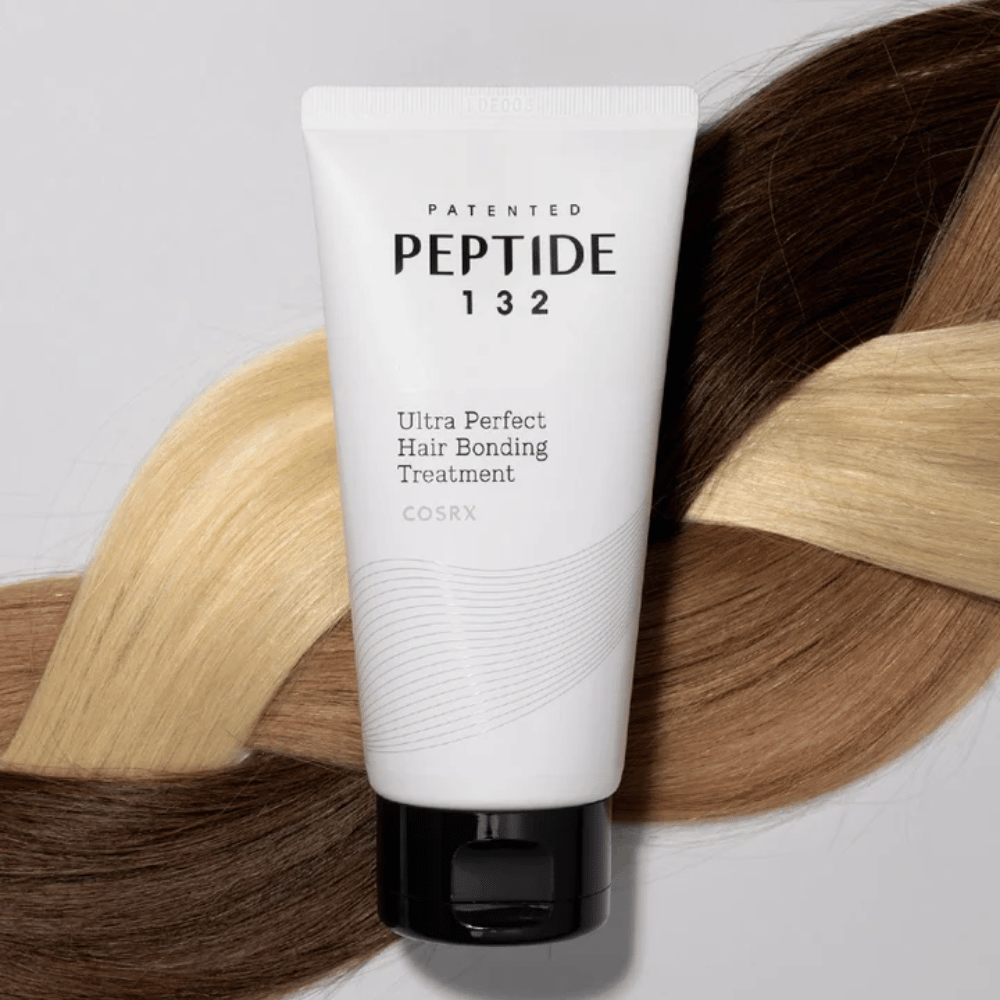 COSRX Peptide 132 Ultra Perfect Hair Bonding Treatment plassert mot flettet hår i forskjellige nyanser – symboliserer reparerende og styrkende effekt.