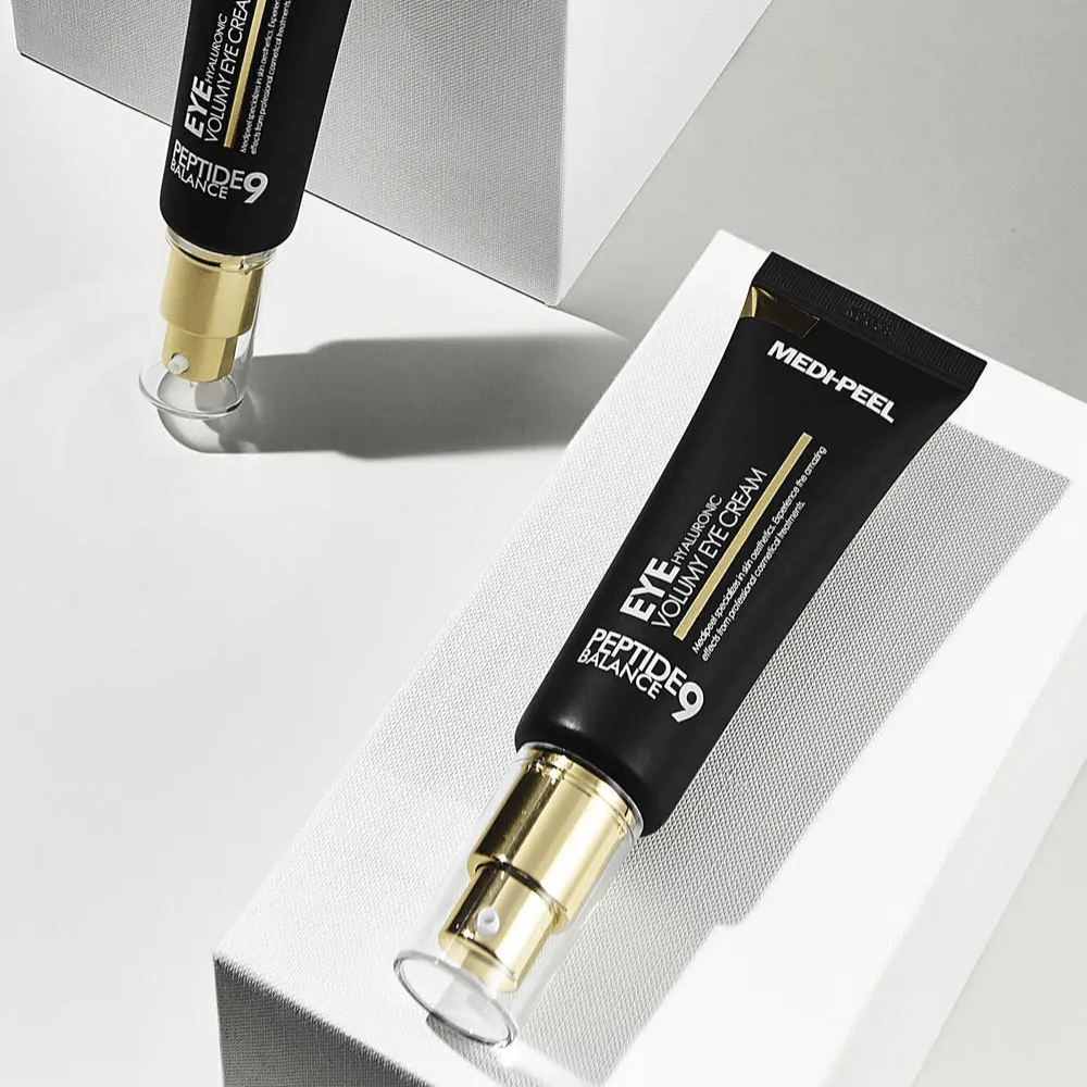 MEDI-PEEL Peptide 9 Hyaluronic Volumy Eye Cream i svart og gull – koreansk øyekrem med peptider og hyaluronsyre som gir fyldigere hud og forbedret elastisitet rundt øynene.