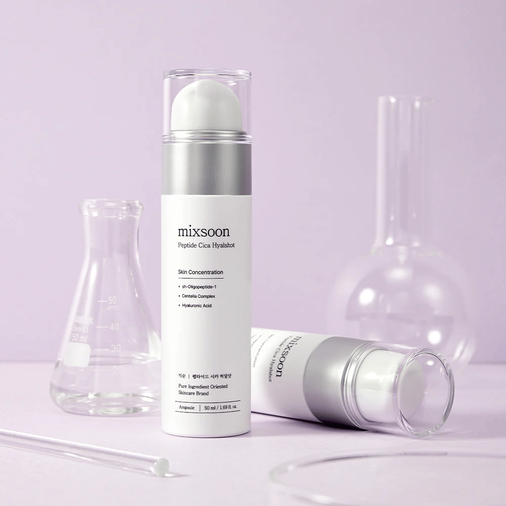 Mixsoon Peptide Cica Hyalshot på lilla bakgrunn med laboratorieglass – et fuktighetsgivende og beroligende serum med peptider og centella for sensitiv hud.