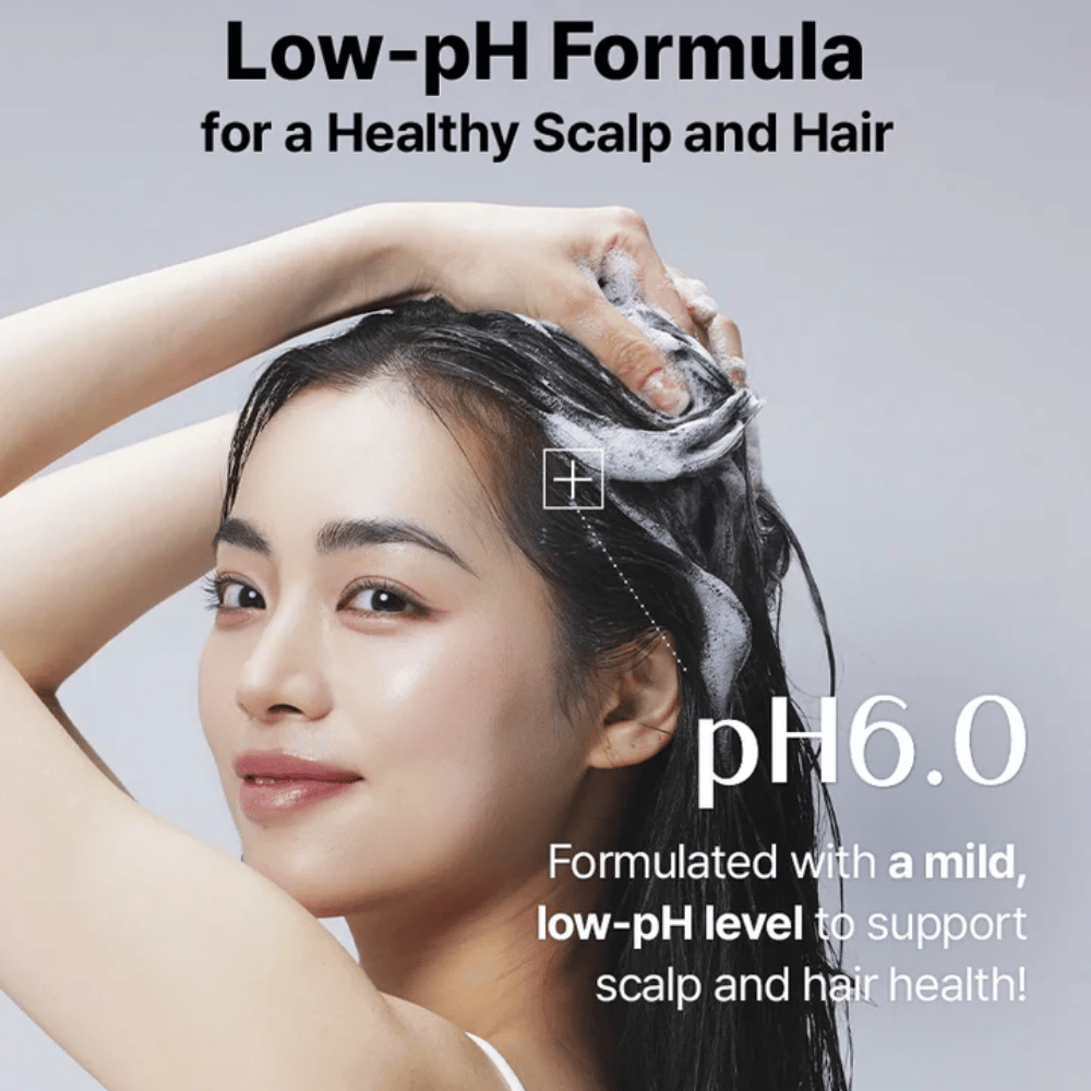 Kvinne vasker håret med COSRX Peptide 132 Shampoo – mild formel med pH 6.0 som styrker hår og hodebunn.
