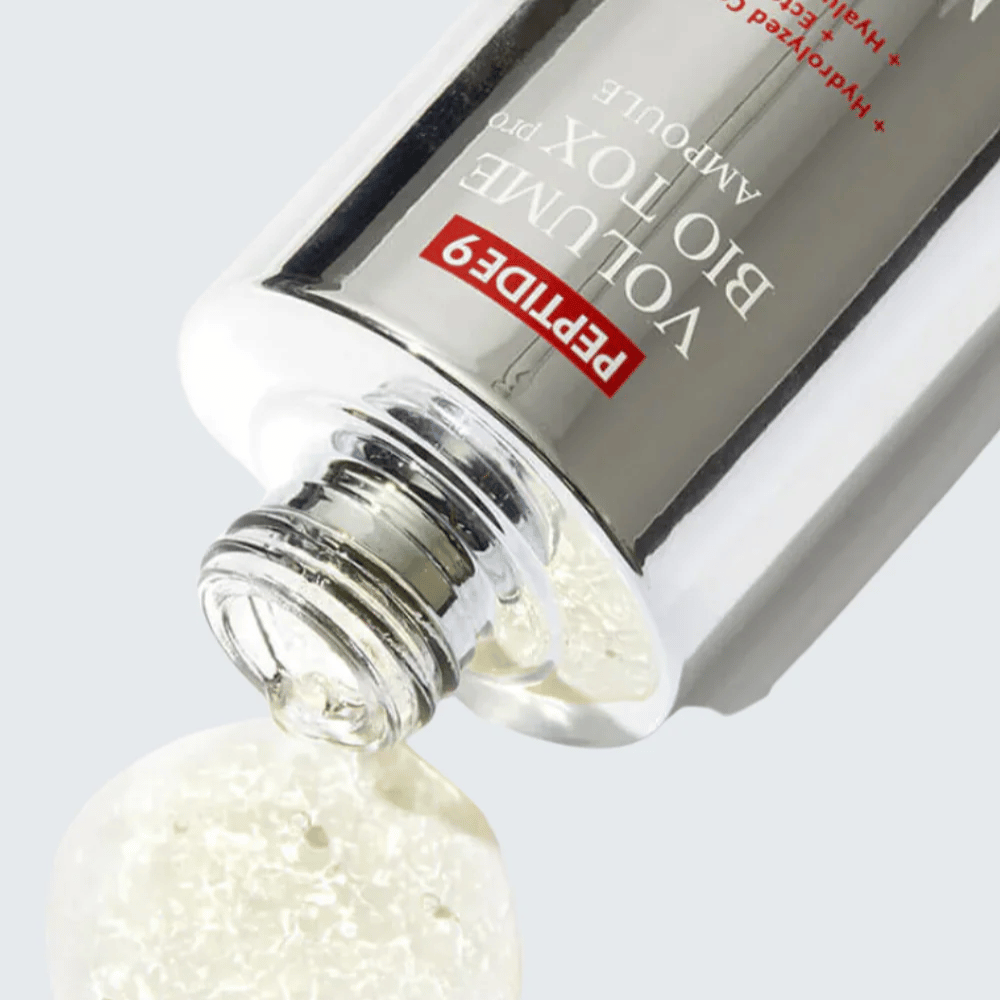 Nærbilde av MEDI-PEEL Peptide 9 Volume Bio Tox Pro Ampoule som helles ut. Den klare formelen med kollagen, ectoin og hyaluronsyre gir dyp fuktighet.