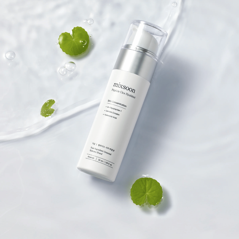 Mixsoon Peptide Cica Hyalshot – fuktighetsgivende serum med peptider, centella og hyaluronsyre. Beroligende formel for sensitiv hud, i stilren hvit flaske mot vannoverflate med grønne blader.