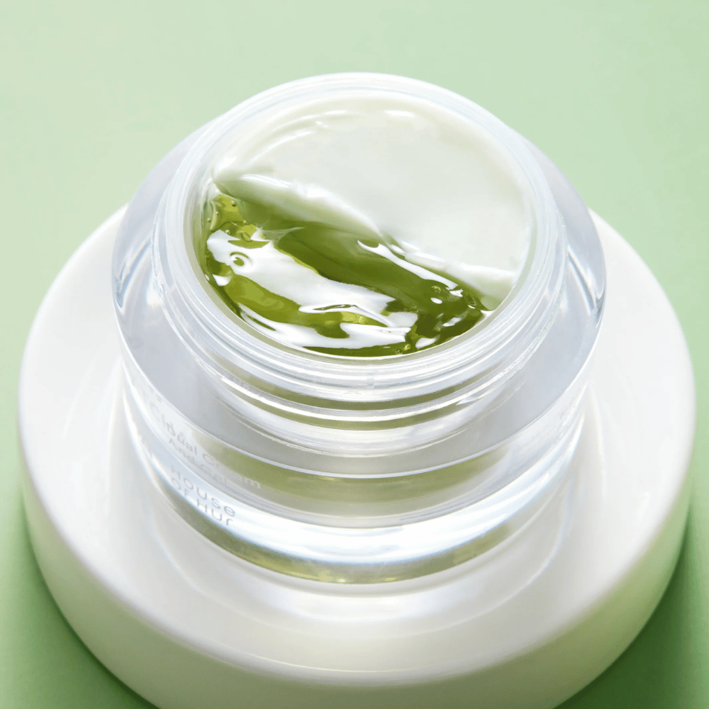 Matcha ansiktskrem med gel og krem i samme krukke som beroliger huden, gir fukt og forbedrer hudens balanse og glød