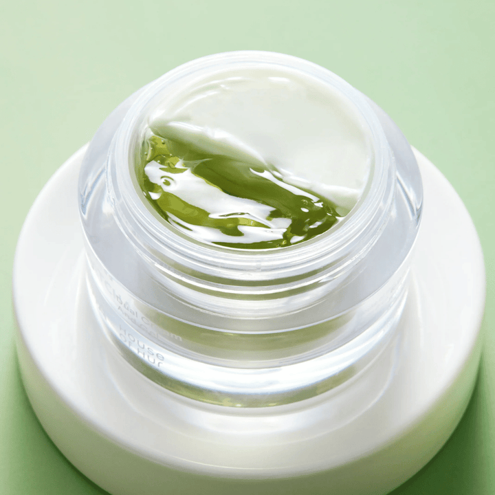 Matcha ansiktskrem med gel og krem i samme krukke som beroliger huden, gir fukt og forbedrer hudens balanse og glød