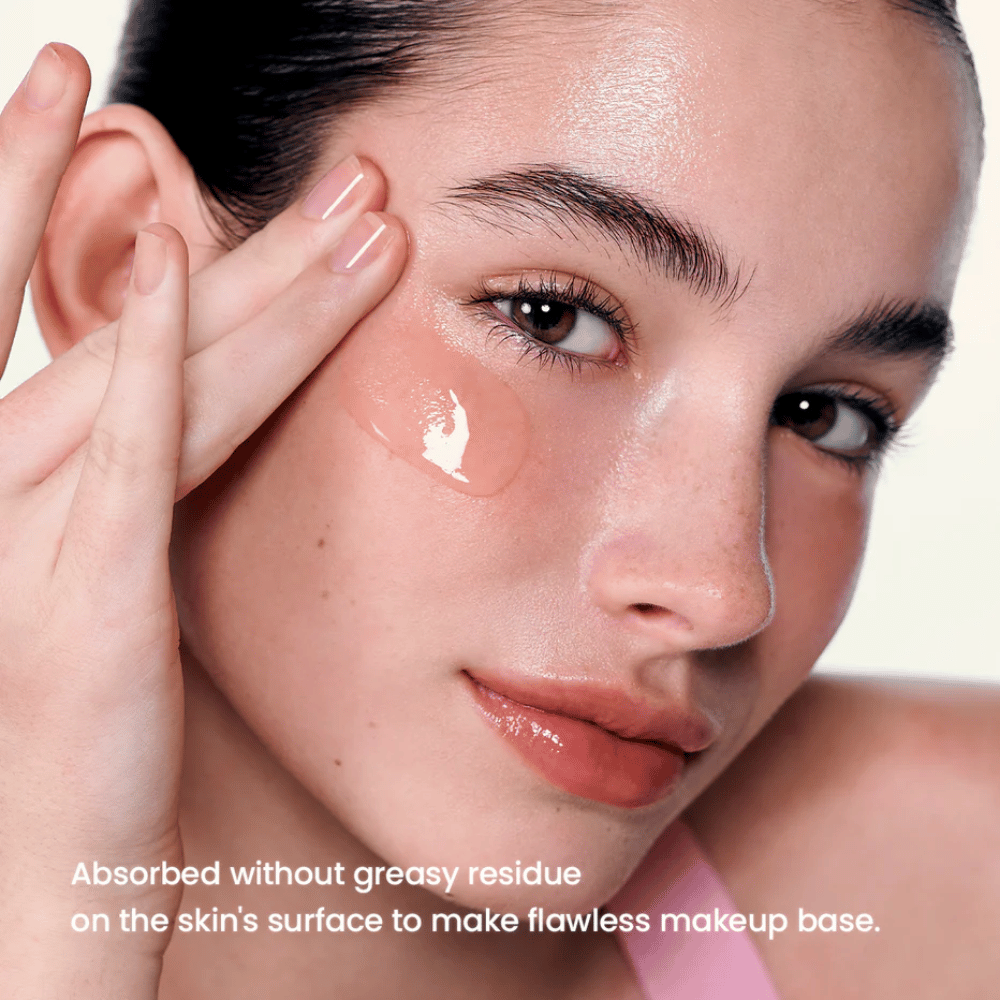 Modell påfører Biodance Collagen Peptide Serum – glattere hud og perfekt base under sminke.