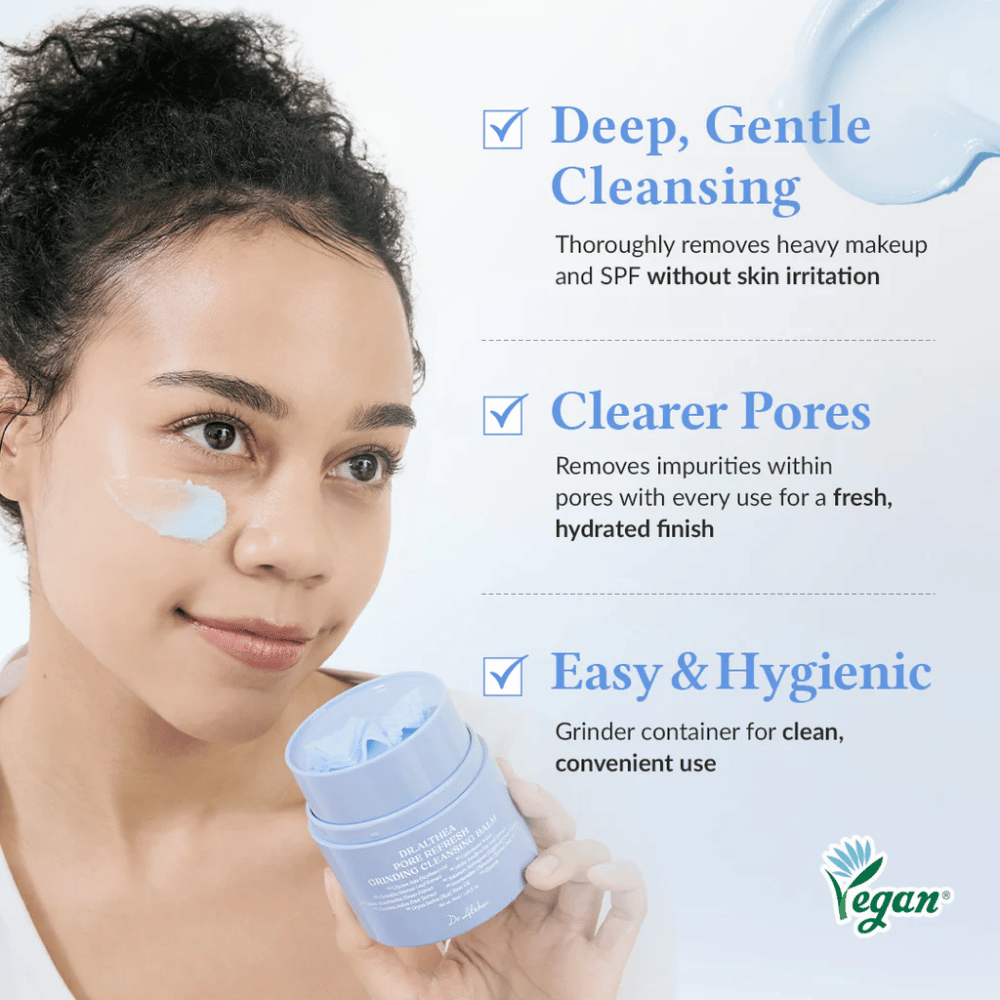 Dr.Althea Pore Refresh Grinding Cleansing Balm med teksten "Deep, Gentle Cleansing" som viser hvordan produktet grundig fjerner sminke og SPF uten å irritere huden. Teksten "Clearer Pores" forklarer at den fjerner urenheter og gir et friskt, fuktet resultat. Understreket med "Easy & Hygienic", som indikerer at produktet har en kvernbeholder for enkel og hygienisk bruk.