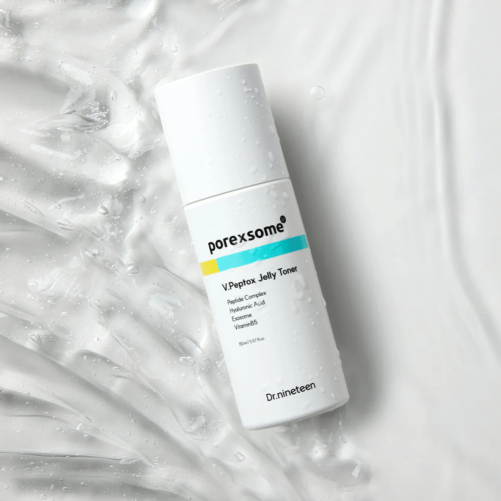 Porexsome V.Peptox Jelly Toner fra Dr.nineteen liggende på en blank overflate med vanneffekt. En fuktighetsgivende og oppstrammende toner for porer.