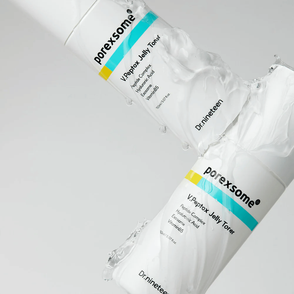 To flasker av Porexsome V.Peptox Jelly Toner dekket av klar gelé. Moderne, klinisk design som fremhever produktens friske tekstur.