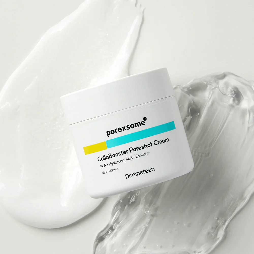 Dr.nineteen Porexsome CollaBooster Poreshot Cream på blank, geléaktig overflate. En fuktighetsgivende krem med eksosomer og hyaluronsyre.