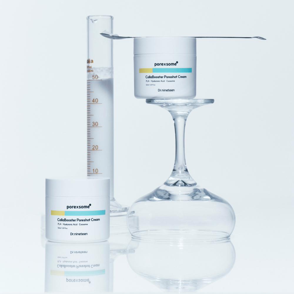 To bokser av Dr.nineteen Porexsome CollaBooster Poreshot Cream plassert ved et glass og måleglass. Minimalistisk design som signaliserer vitenskapelig presisjon.