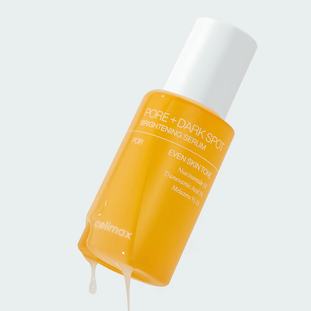 Celimax Pore + Dark Spot Brightening Serum i gul flaske med hvit kork, dråper av serum renner langs flasken.