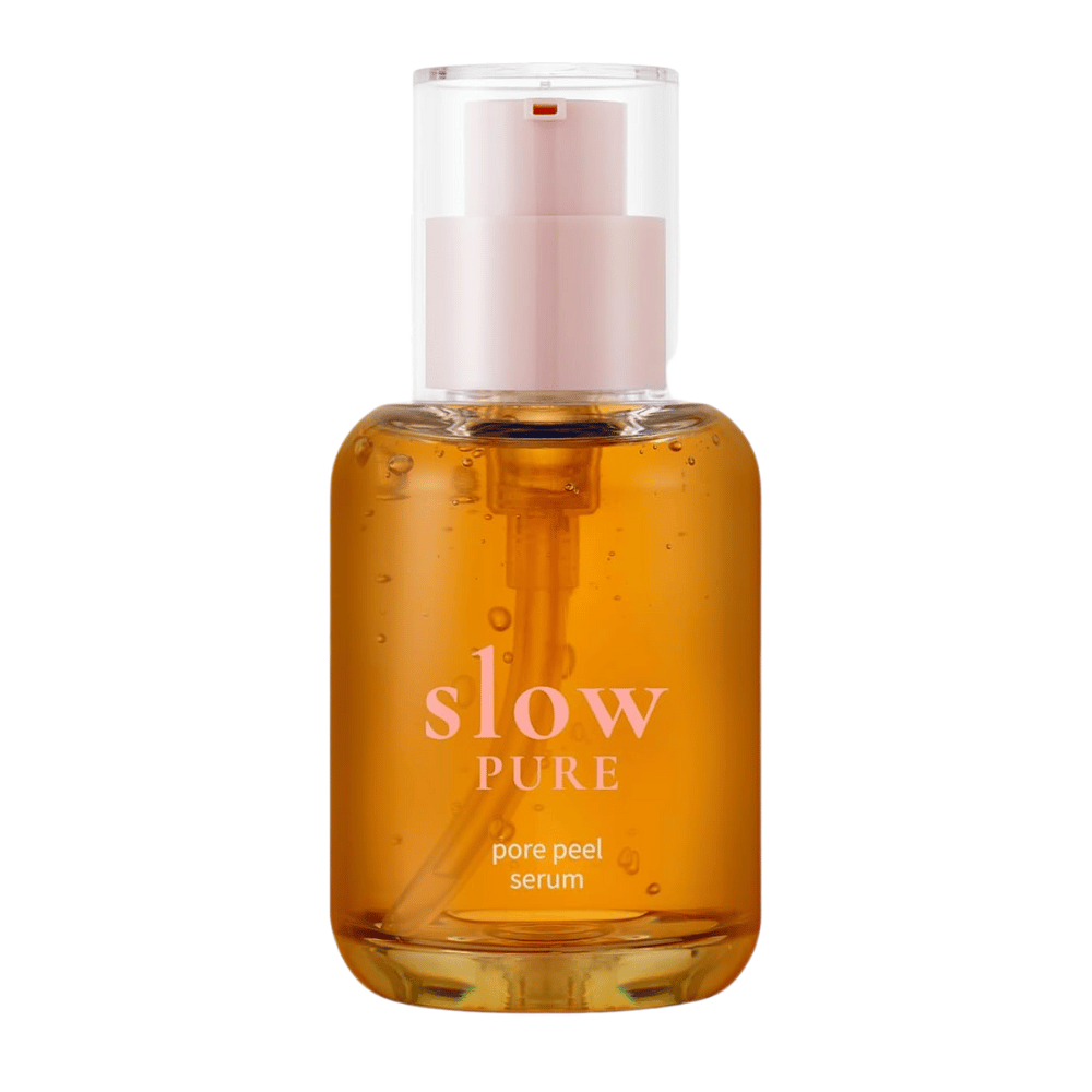 Slow Pure Pore Peel Serum i glassflaske med pumpe, fylt med eksfolierende ravfarget serum.