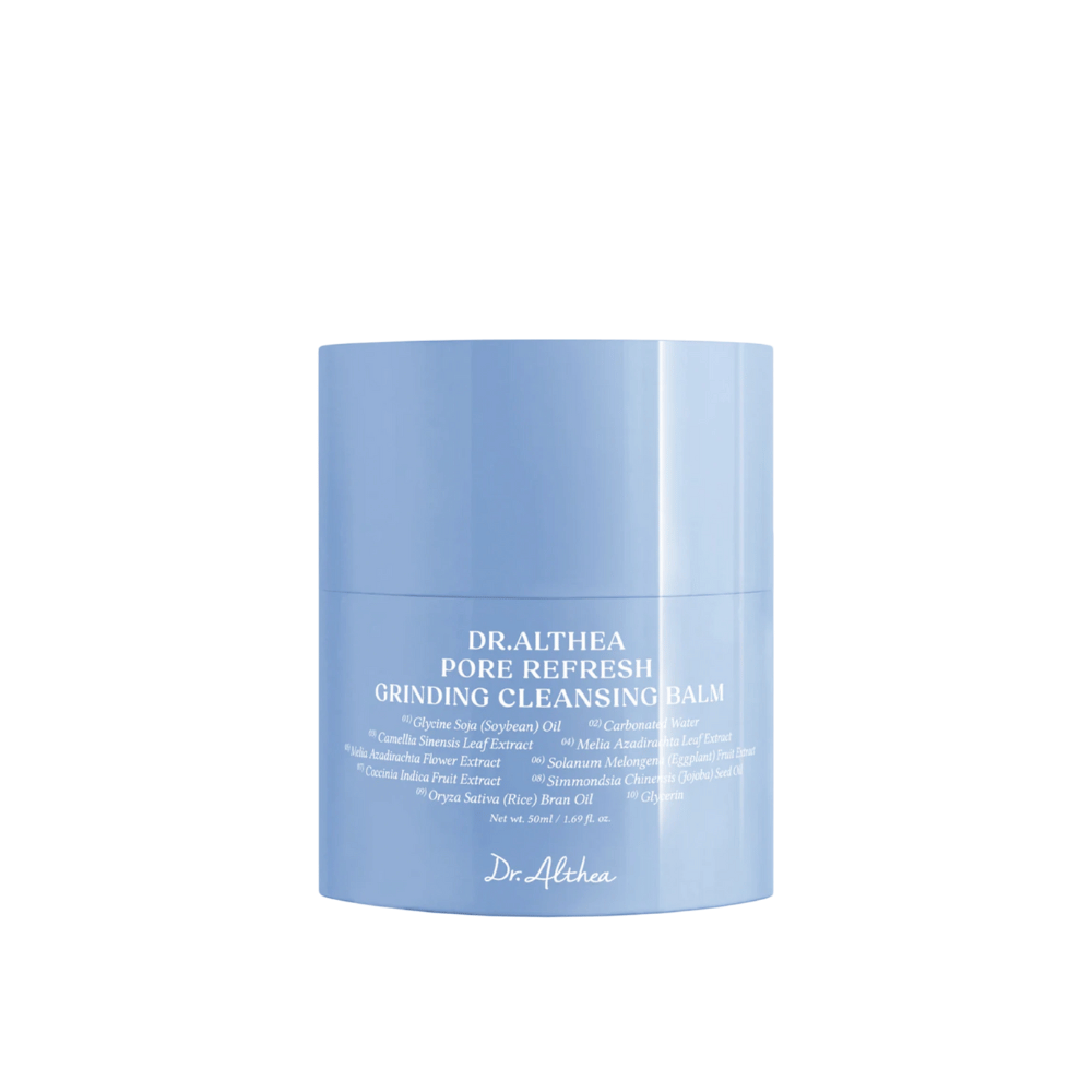 Dr.Althea Pore Refresh Grinding Cleansing Balm, 50 ml boks med et blått plastlokk. Etiketten på boksen er hvit med teksten "Pore Refresh Grinding Cleansing Balm" og inneholder ingredienser som Glycine Soja (Soybean) Oil, Camellia Sinensis Leaf Extract og Oryza Sativa (Rice) Bran Oil.