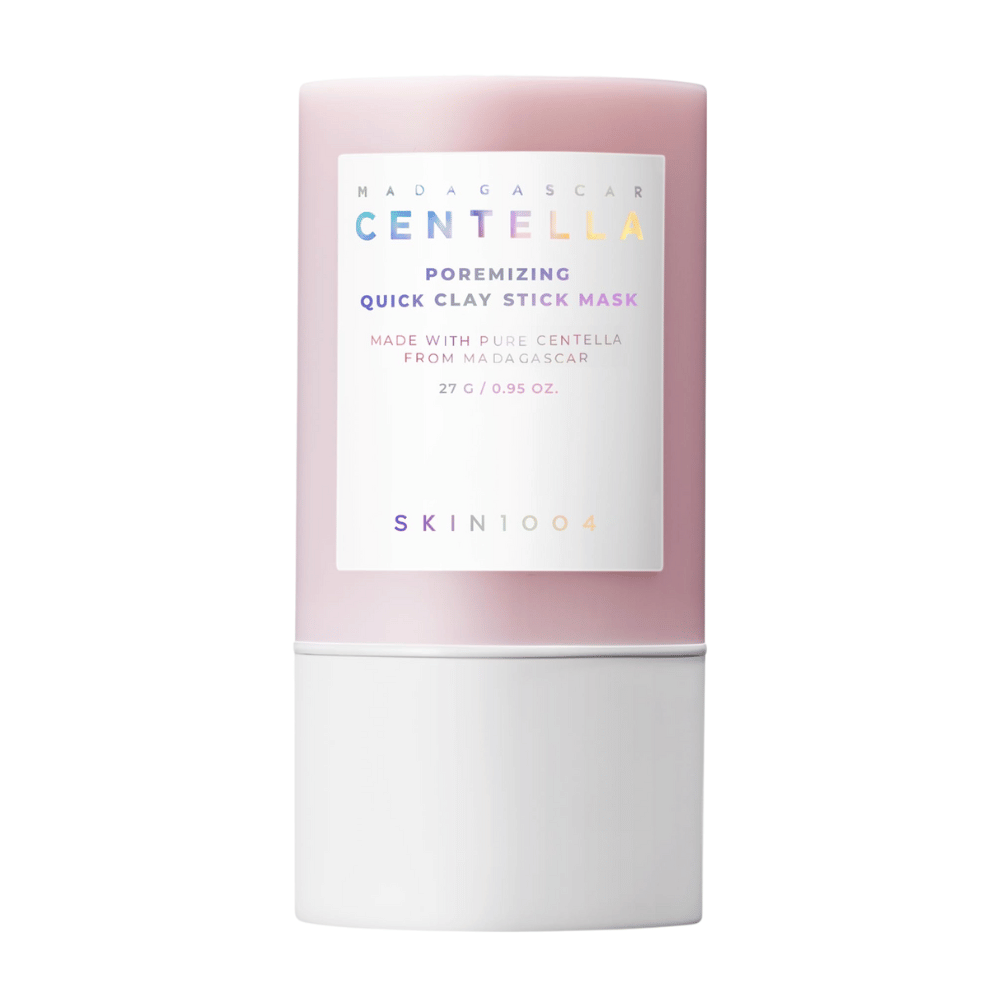 SKIN1004 Madagascar Centella Poremizing Quick Clay Stick Mask i en stilren rosa og hvit forpakning. Leirmaske i stikkformat for en ren og frisk hud.