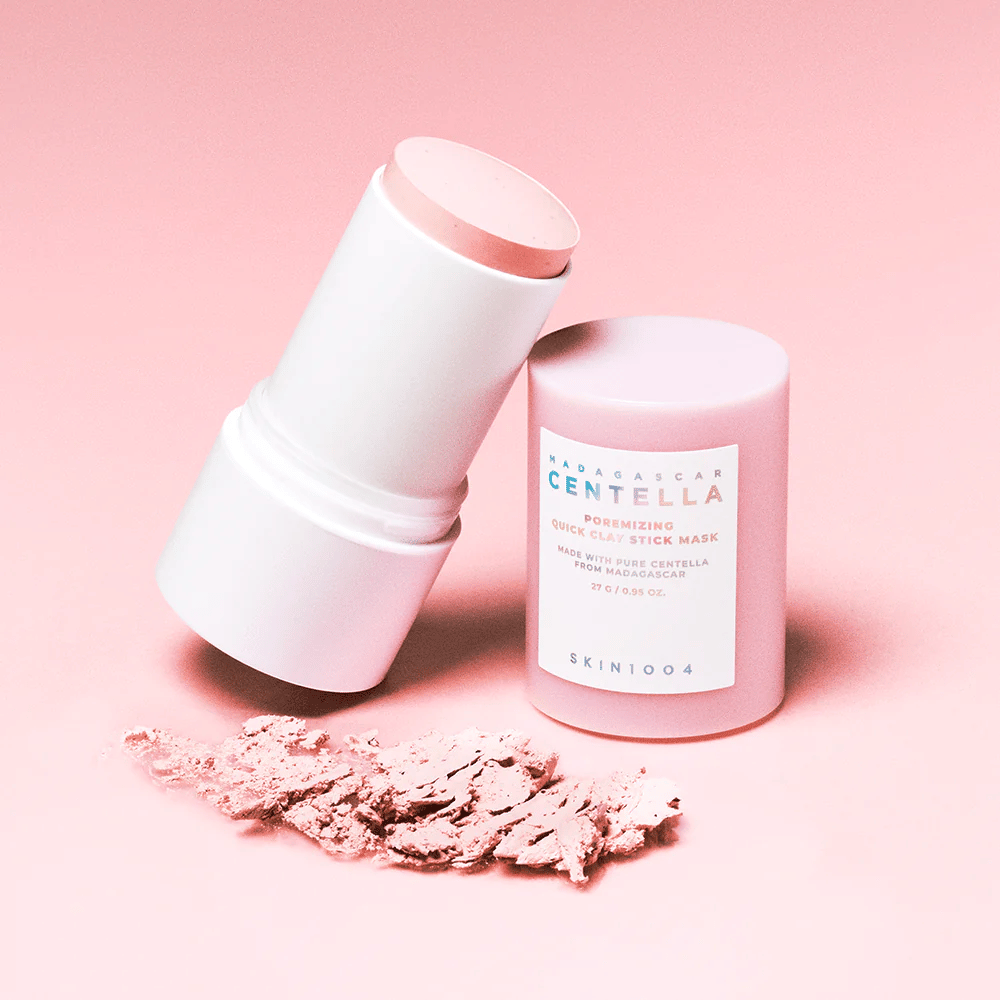 SKIN1004 Madagascar Centella Poremizing Quick Clay Stick Mask i en rosa forpakning. Praktisk leirmaske i stikkformat for å rengjøre og minimere porer.
