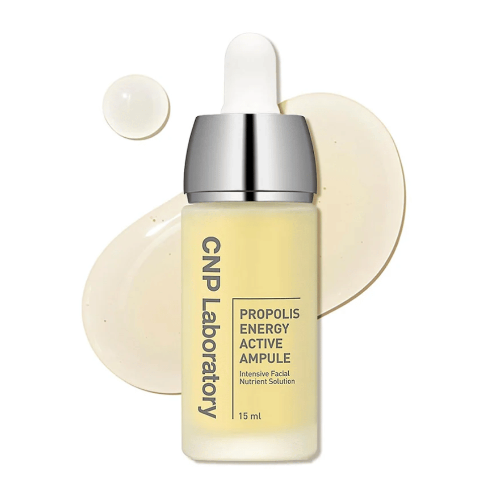 CNP Laboratory Propolis Energy Active Ampoule er en intensiv næringsløsning for ansiktet, beriket med propolisekstrakt. Den fukter, styrker hudbarrieren og gir en naturlig glød. Ideell for sensitiv hud. Bruk daglig for å fremme en sunn og strålende hud.