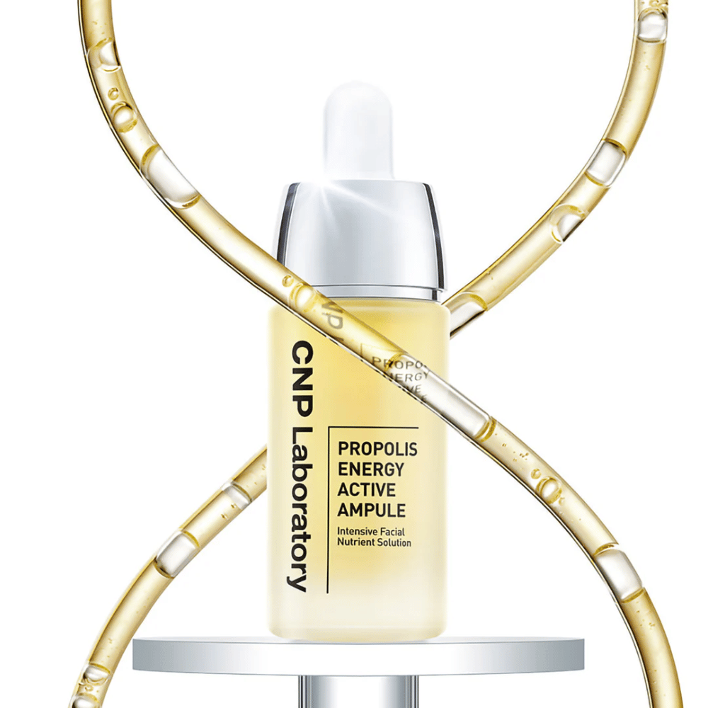 CNP Laboratory Propolis Energy Active Ampoule er en næringsrik ansiktsbehandling beriket med propolisekstrakt. Den fukter, styrker hudens barriere og gir en naturlig glød. Perfekt for sensitiv hud og daglig bruk for en sunn, strålende hud.