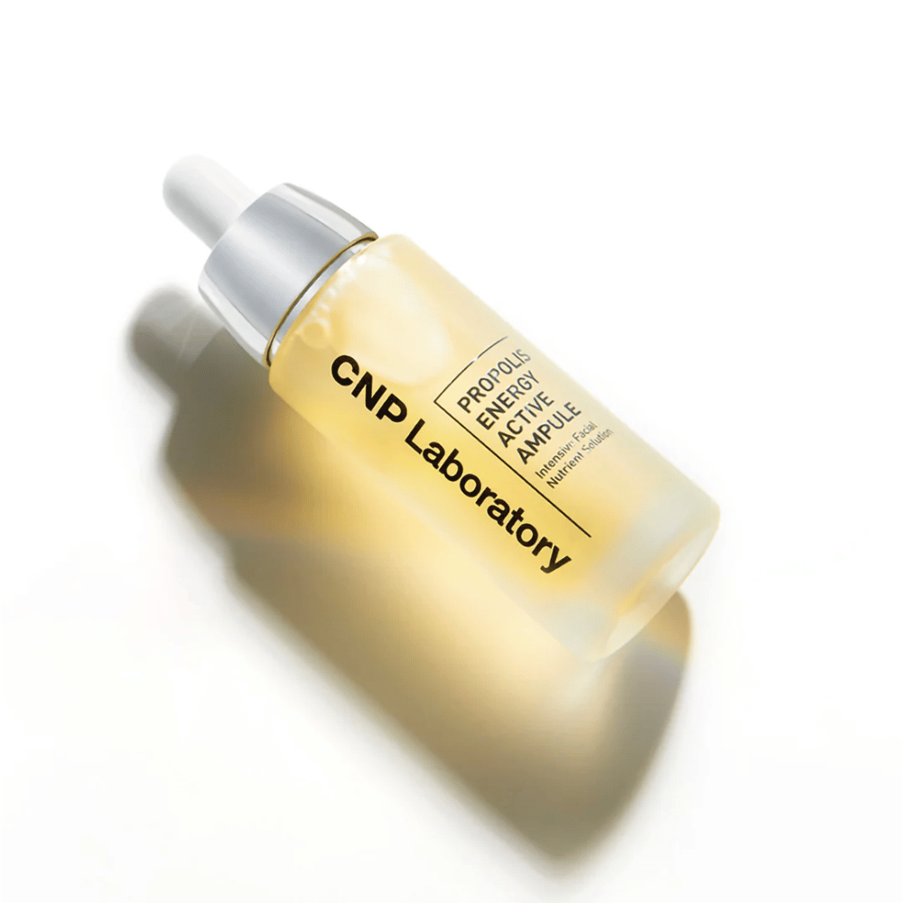CNP Laboratory Propolis Energy Active Ampoule er et kraftfullt hudpleieprodukt beriket med propolisekstrakt. Den fukter, gir næring og fremmer en strålende hud. Perfekt for å styrke hudbarrieren og berolige irritert hud. Bruk daglig for best resultat.