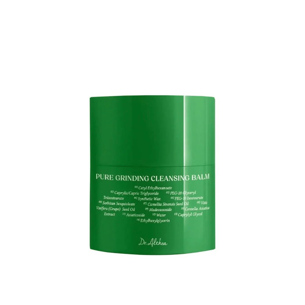 Bildet viser en grønn boks med "Pure Grinding Cleansing Balm" fra Dr. Althea. Emballasjen er enkel og stilren med hvit tekst som lister opp nøkkelingredienser som druekjerneolje, centella asiatica-ekstrakt og camelliafrøolje. Designet formidler en følelse av naturlig og effektiv hudpleie.