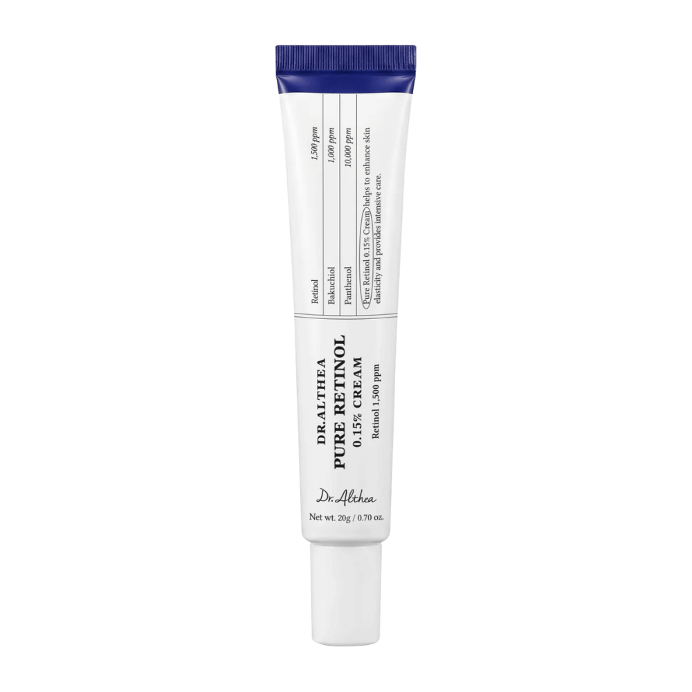 Frilagt produktbilde av Dr. Althea Pure Retinol 0.15% Cream mot hvit bakgrunn. Den minimalistiske tubedesignen fremhever produktets rene og kliniske uttrykk samtidig som konsentrasjonen av retinol tydelig kommuniseres på emballasjen.