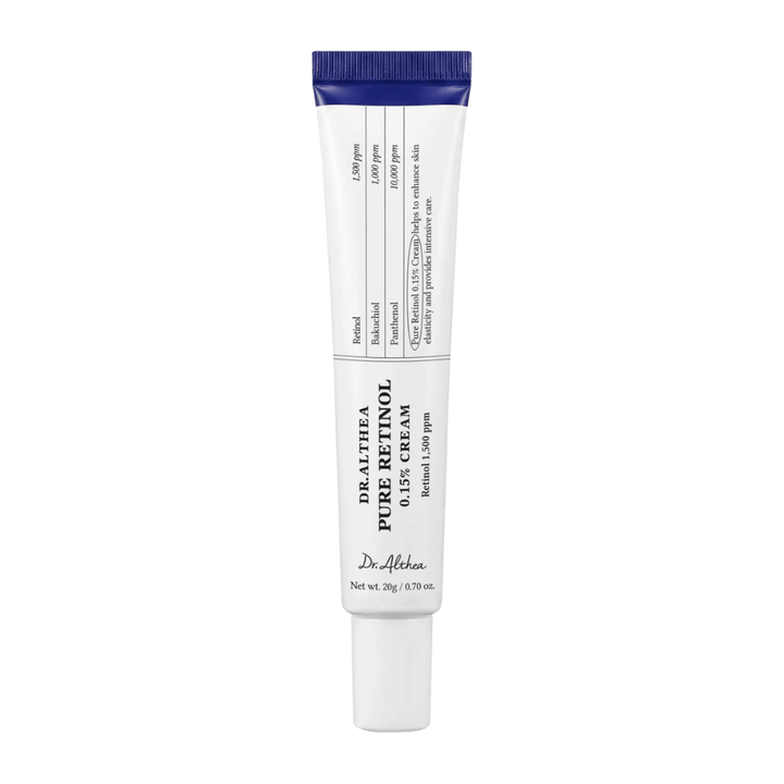 Frilagt produktbilde av Dr. Althea Pure Retinol 0.15% Cream mot hvit bakgrunn. Den minimalistiske tubedesignen fremhever produktets rene og kliniske uttrykk samtidig som konsentrasjonen av retinol tydelig kommuniseres på emballasjen.