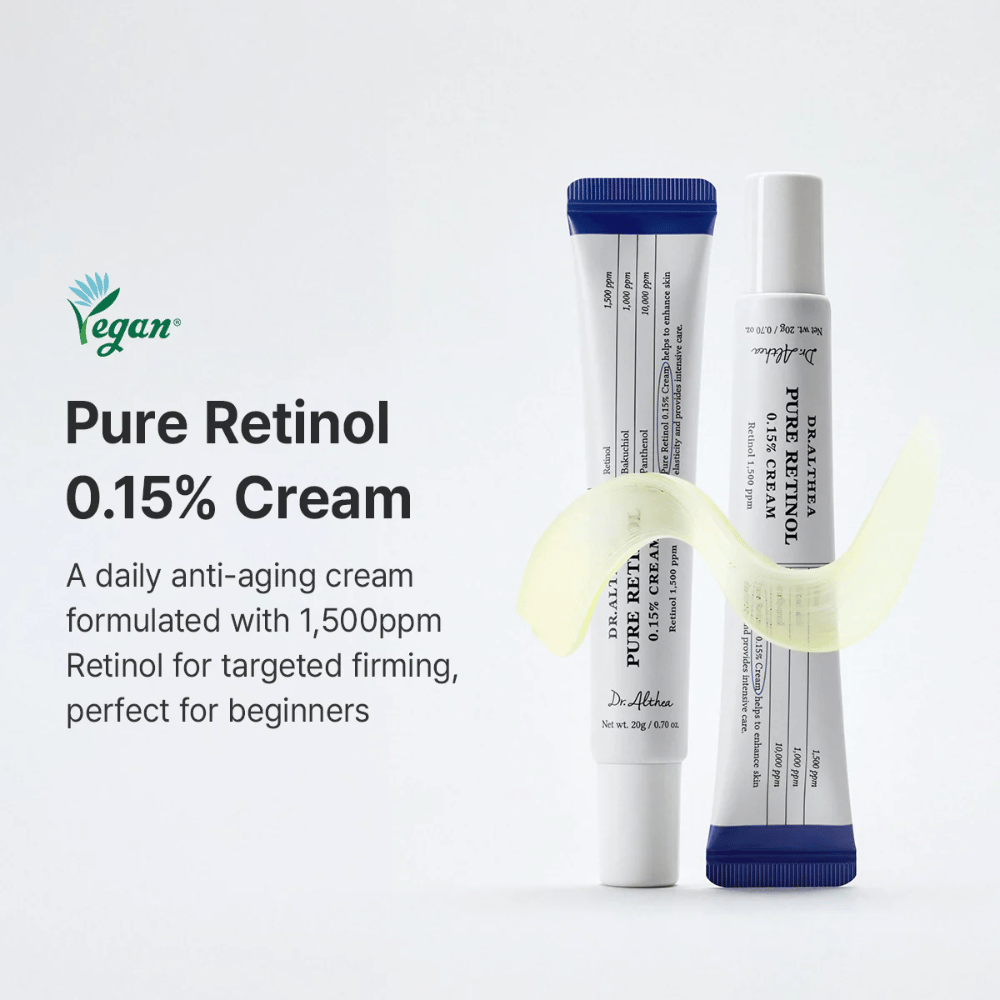 Markedsføringsbilde som presenterer Dr. Althea Pure Retinol 0.15% Cream som en daglig retinolkrem for nybegynnere. Produktet vises sammen med en sveipende kremtekstur som fremhever den lette og myke formuleringen.