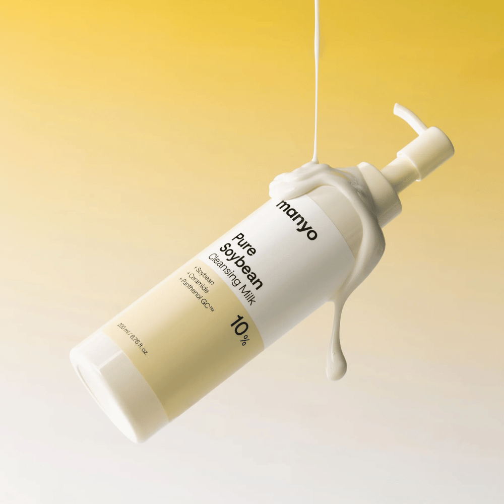 2. Ma:nyo Pure Soybean Cleansing Milk – fuktighetsgivende ansiktsrens med kremet konsistens mot gul bakgrunn