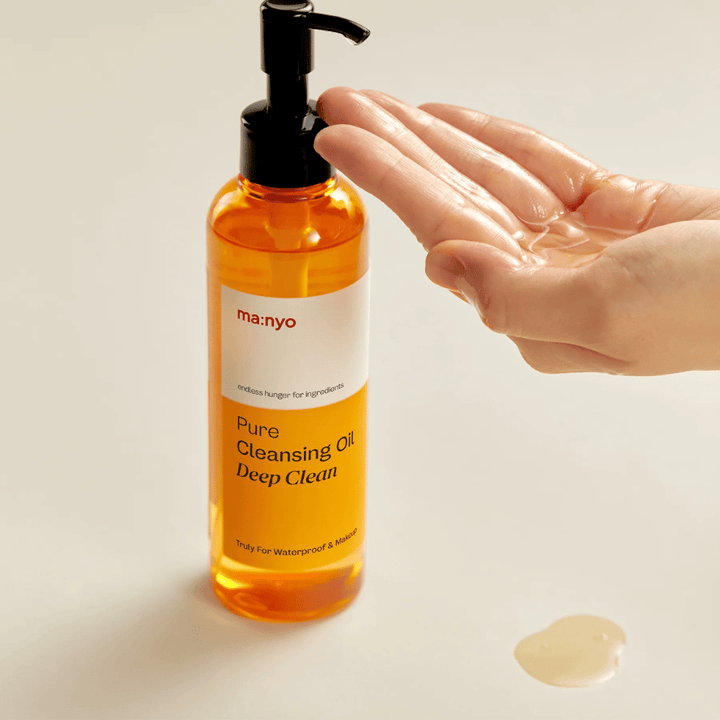ma:nyo Pure Cleansing Oil Deep Clean påført i hånd – mild men kraftig renseolje som passer til daglig dobbeltrens.