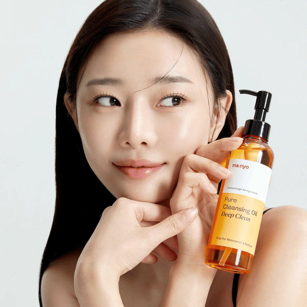 ma:nyo Pure Cleansing Oil Deep Clean – dyprensende oljerens som effektivt løser opp vannfast sminke og skitt uten å tørke ut huden.