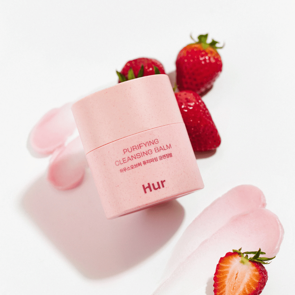 Hvordan Purifying Cleansing Balm plassert med friske jordbær. Rensende balm som gir en glatt hud og passer til daglig ansiktsrensing.