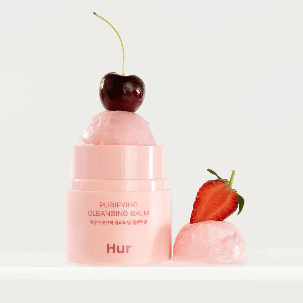 Åpen Hvordan Purifying Cleansing Balm med sorbetlignende tekstur dekorert med kirsebær og jordbær. Fruktinspirert cleansing balm med mykgjørende og rensende egenskaper.