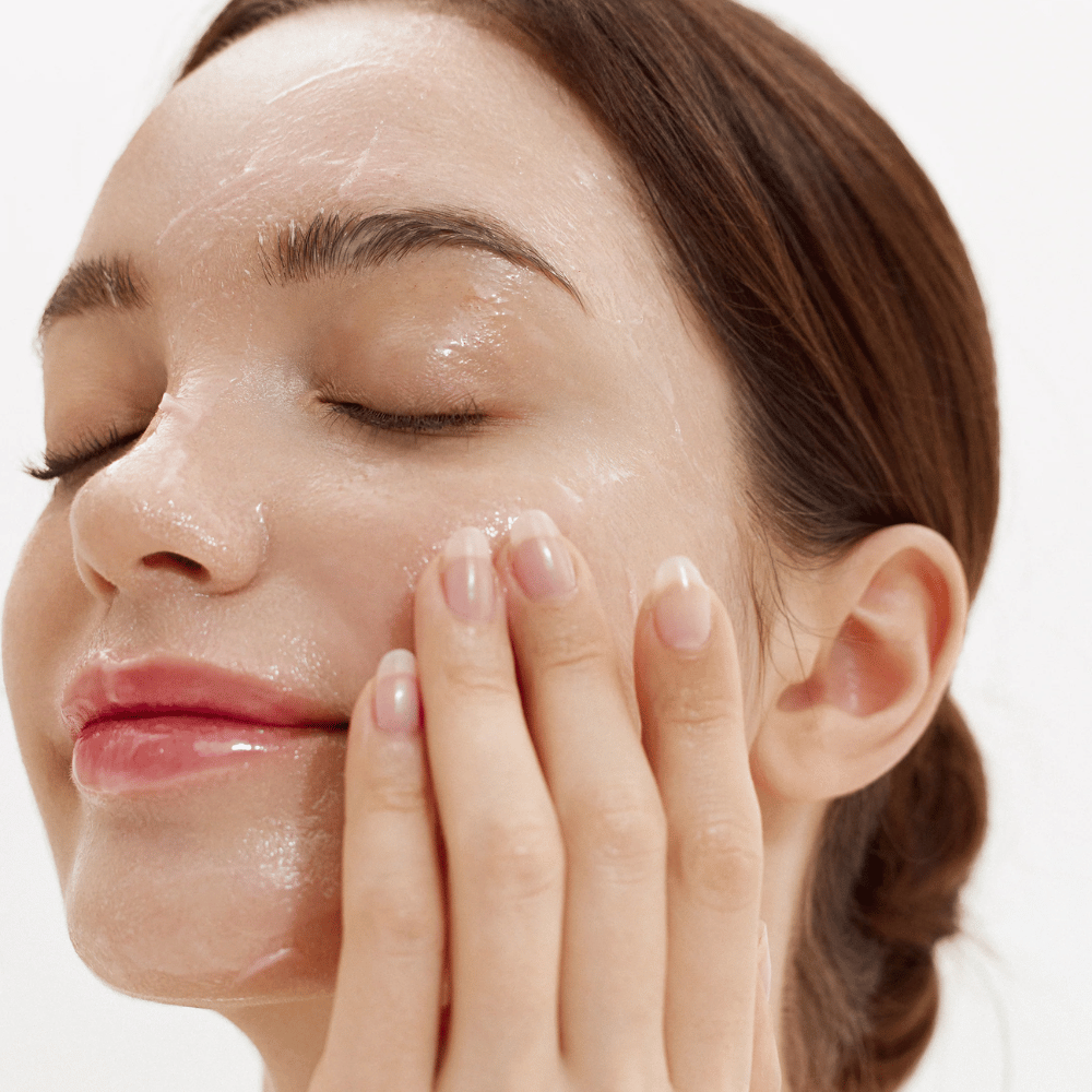 Hvordan Purifying Cleansing Balm påføres ansiktet. Kremet balm som smelter ved kontakt med huden og fjerner smuss, solbeskyttelse og sminke skånsomt.