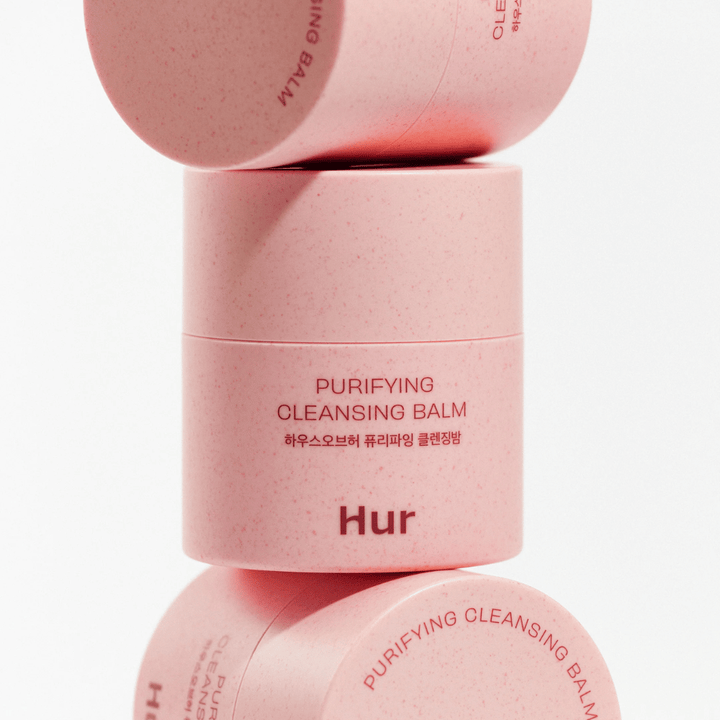 Hvordan Purifying Cleansing Balm i rosa emballasje stablet i studio. Rensende cleansing balm som effektivt løser opp sminke, talg og urenheter uten å tørke ut huden.