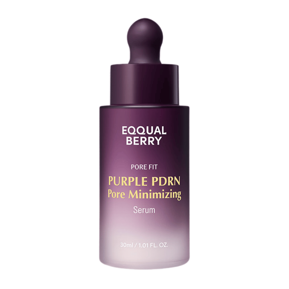 EQUAL BERRY Purple PDRN Pore Minimizing Serum i en lilla glassflaske med pipette og hvit-gul tekst mot hvit bakgrunn.