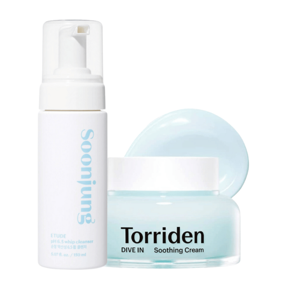 Hudpleiesett som inneholder en hvit flaske med en pumpe, merket "Soonjung", og en krukke med lyseblått innhold, merket "Torriden Dive In Soothing Cream". Flasken er 150 ml og har et rent, minimalistisk design. Krukken er gjennomsiktig og viser en beroligende, lyseblå krem.